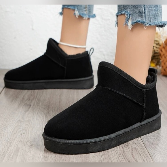 Black Fur Lined Thermal Ankle Winter Boot - Picture 2 of 5